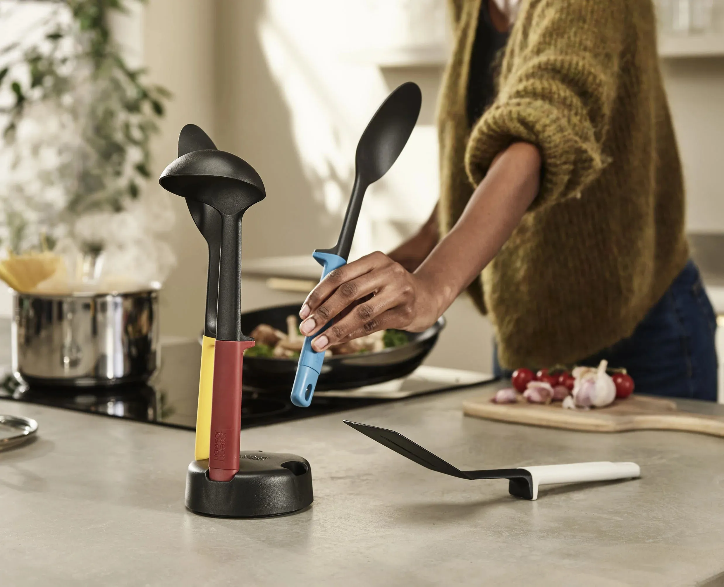 Elevate™ Slim 4-piece Multicolour Utensil Set with Storage Stand