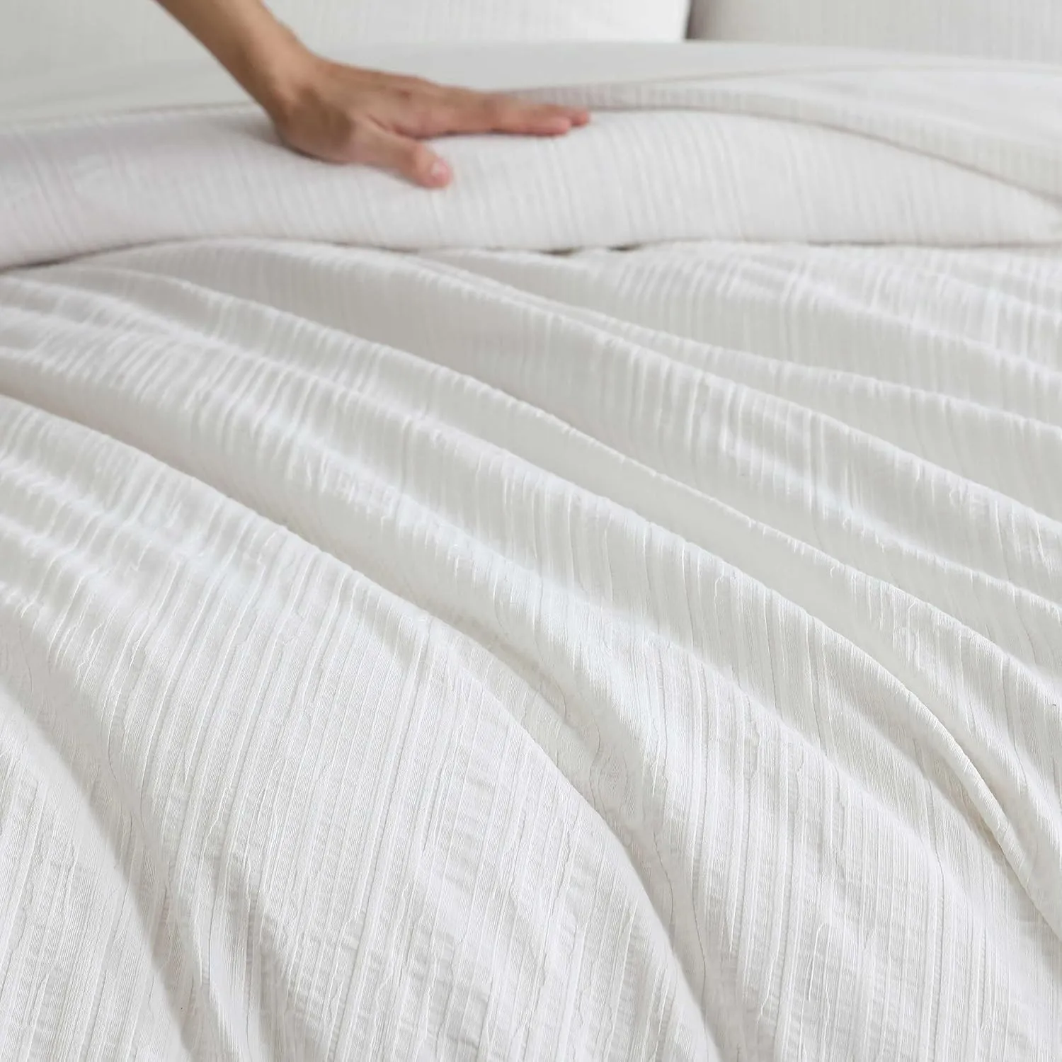 Vera Wang - Comforter Set, Luxurious Bedding Set with Matching Shams, Grid Pattern Design, Chic Room Essentials (Bark Texture White, King)